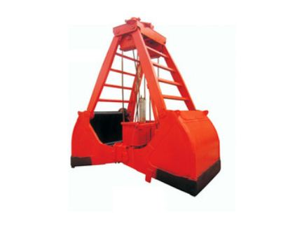 人站在抓斗上更換鋼繩是否違章